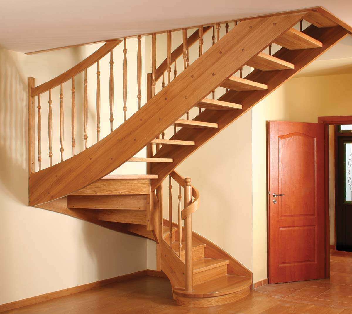 Г‑образная деревянная лестница на тетиве с забежными ступенями